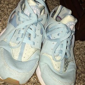 light blue nike air huraches 🤸🏽‍♀️ size 7.5